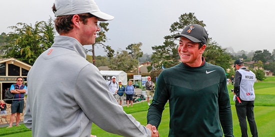 Viktor Hovland (right) shakes Cole Hammer's hand (USGA photo)
