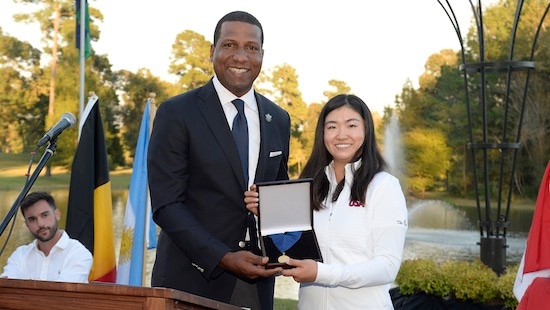 Fred Perpall of the USGA Executive Committee presents the medal to Rose Zhang<br>(photo courtesy Hugh Hargrave)
